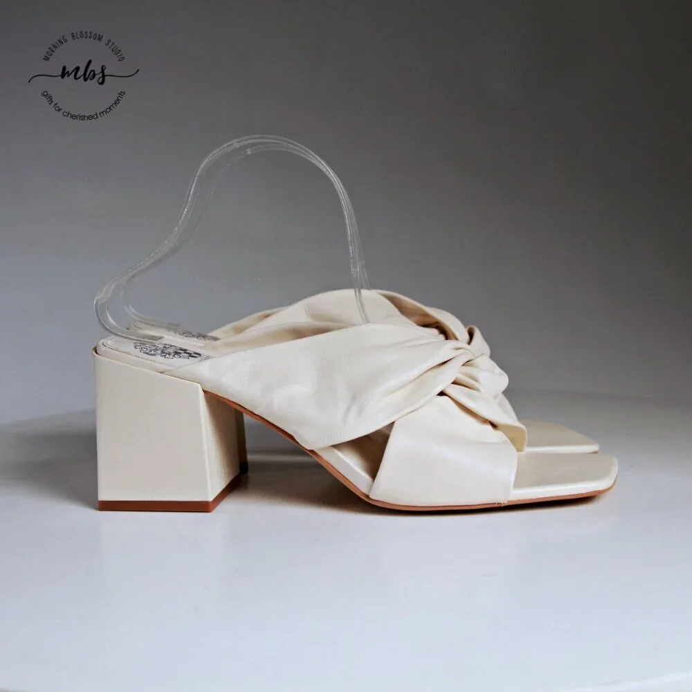 NWT Vince Camuto Jenabie Leather Block Heel Sandals Cream Women 11